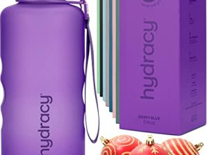زجاجة ماء Hydracy مع محدد الوقت - زجاجة كبيرة بسعة نصف جالون خالية من البيسفينول بسعة 64 أونصة وبدون أكمام للعرق - زجاجة رياضية مقاومة للتسرب مع مصفاة لتحليل الفاكهة وأوقات للشرب - هدية مثالية للرياضة والأنشطة الخارجية