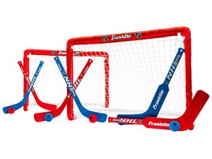مجموعة أهداف Franklin Sports NHL Kids Mini للهوكي - (2) أهداف صغيرة + هوكي الركبة ، (4) عصي الشباب ، (2) عصي حارس المرمى + (4) كرات إسفنجية - الركبة + مجموعة هوكي صغيرة